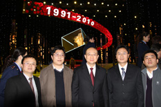 國(guó)家質(zhì)檢總局副局長(zhǎng)支樹平（右三）在中央電視臺(tái)演播大廳2010年&ldquo;3.15晚會(huì)&rdquo;直播現(xiàn)場(chǎng)與中國(guó)質(zhì)量檢驗(yàn)協(xié)會(huì)會(huì)員工作部主任楊曉東（右二）、防偽中心主任王成村（右一）、會(huì)員工作部副主任劉輝（左二）、會(huì)員工作部副主任王劍（左一）等協(xié)會(huì)工作人員代表合影留念