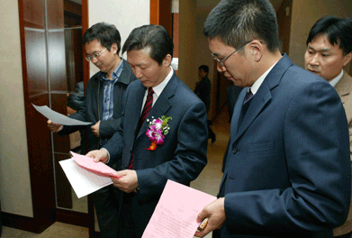 大會(huì)主席團(tuán)推舉產(chǎn)生的監(jiān)票人中國(guó)質(zhì)量檢驗(yàn)協(xié)會(huì)秘書長(zhǎng)助理張明、總監(jiān)票人國(guó)家質(zhì)檢總局質(zhì)量司司長(zhǎng)田世宏在仔細(xì)統(tǒng)計(jì)各項(xiàng)投票數(shù)據(jù)